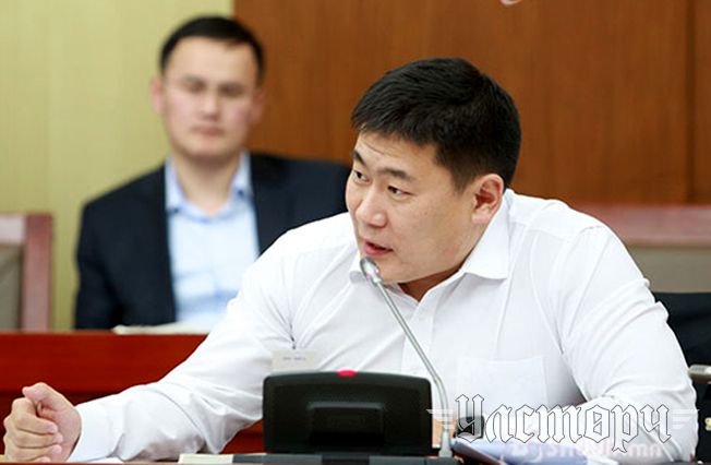 Л.Оюун-Эрдэнэ: Цэцийн гишүүдээ та нар хууль зүйн, ёс зүйн ноён өндөрлөг шүү! Улс төрчдийн арын өрөөнд битгий согтуу таараарай!
